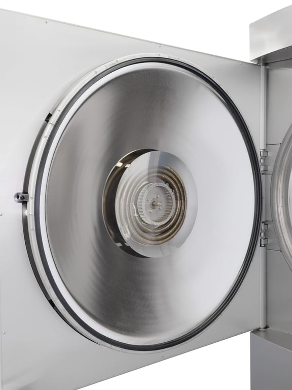 Offene Tür eines Systec Autoklav mit integriertem Ultracooler (Wäremtauscher sichtbar)