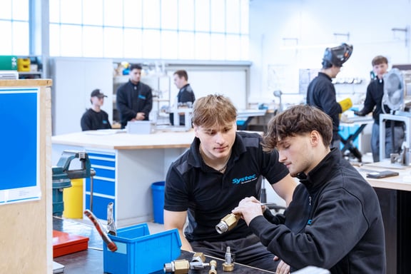 Arbeiten bei Systec: Auszubildende in der Werkstatt