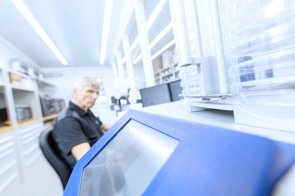 Arbeiten bei Systec: moderner Laborarbeitsplatz