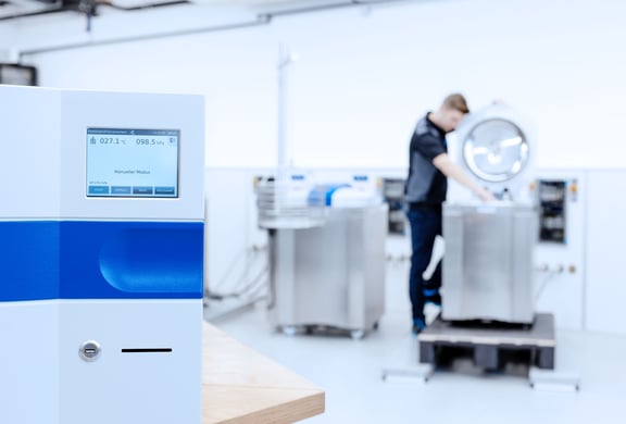 Arbeiten bei Systec: Endfertigung von Hand