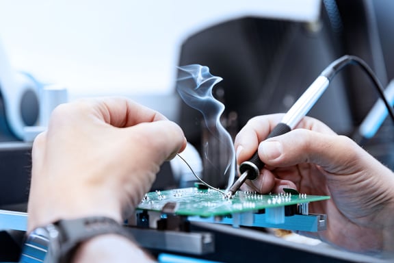 Arbeiten bei Systec: Platine löten