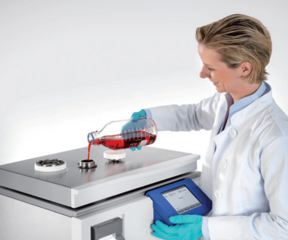 Sichere Medienpräparation: Steriles Hinzufügen von Additiven bei Systec Medienpräparatoren